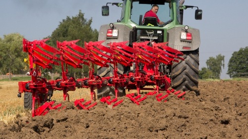 Ploughing in stony soil with the NOVA hydromechanical trip leg system