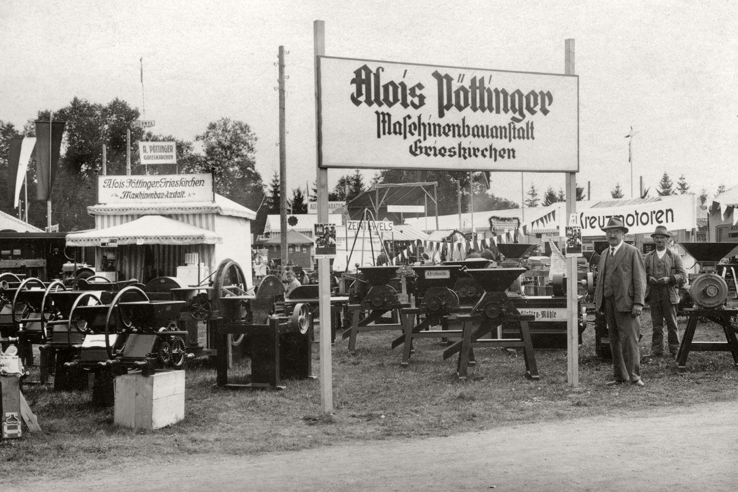 Even back then, money is invested in trade fair appearances – just look at the tent at the back. A proud Alois Pöttinger stands out front.