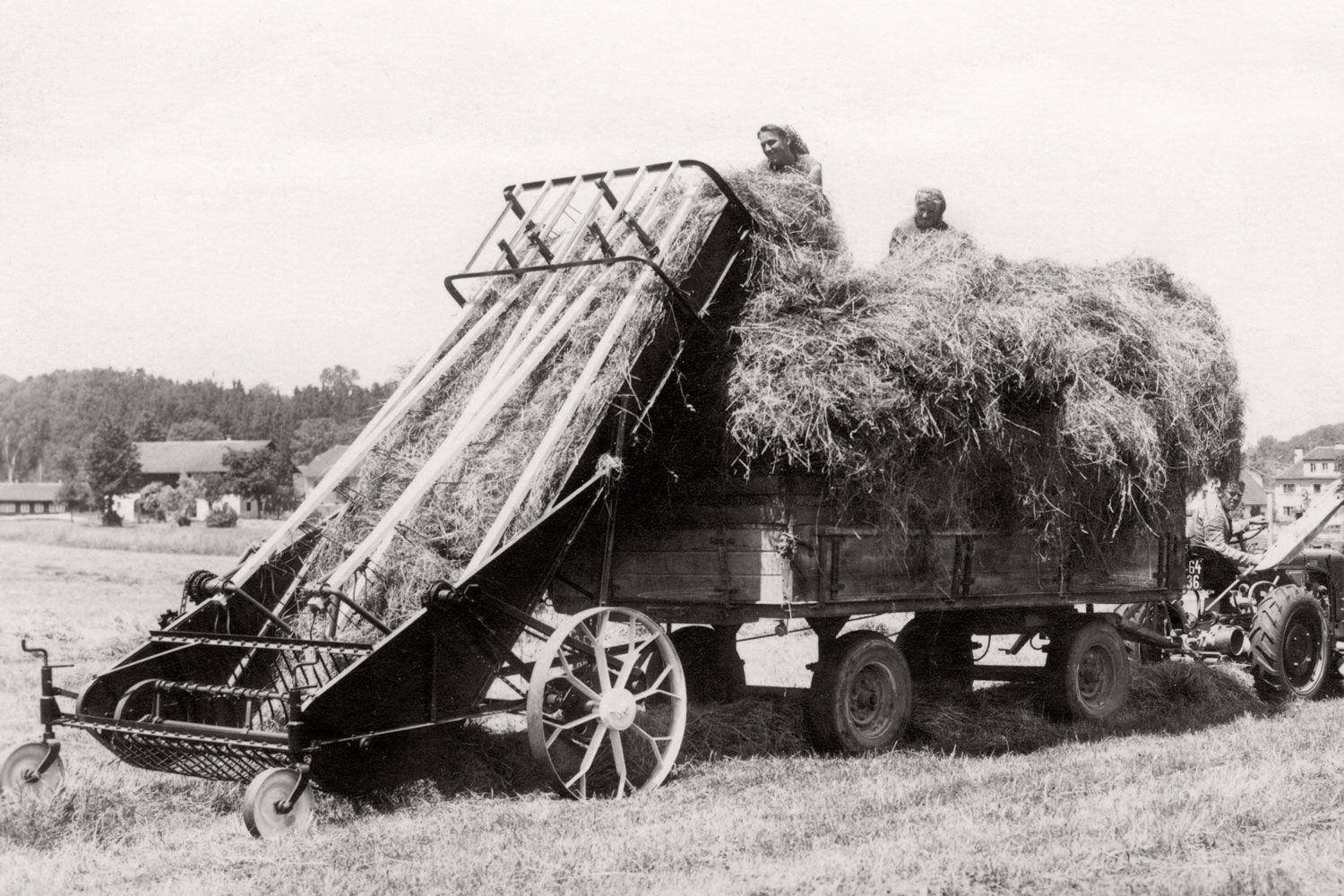 1951: уборка сена никогда не была такой простой и быстрой, как с помощью сеноуборочной машины из Грискирхена.