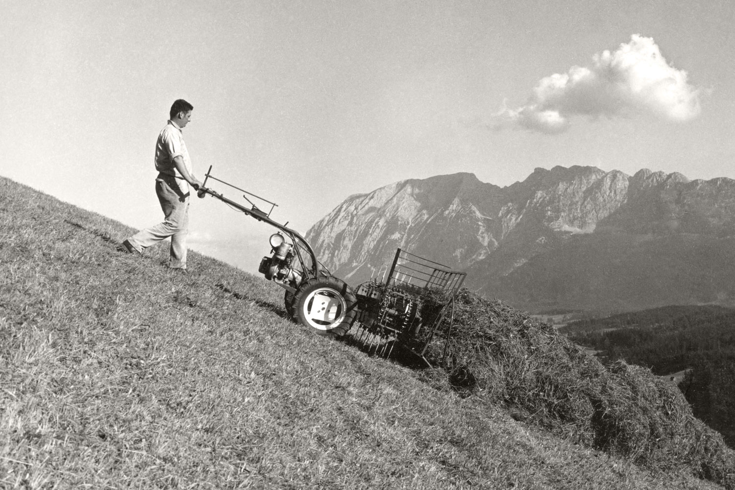 Специалист по крутой местности: ворошилки PÖTTINGER в крайне сложных, но не менее красивых условиях работы в Альпах.