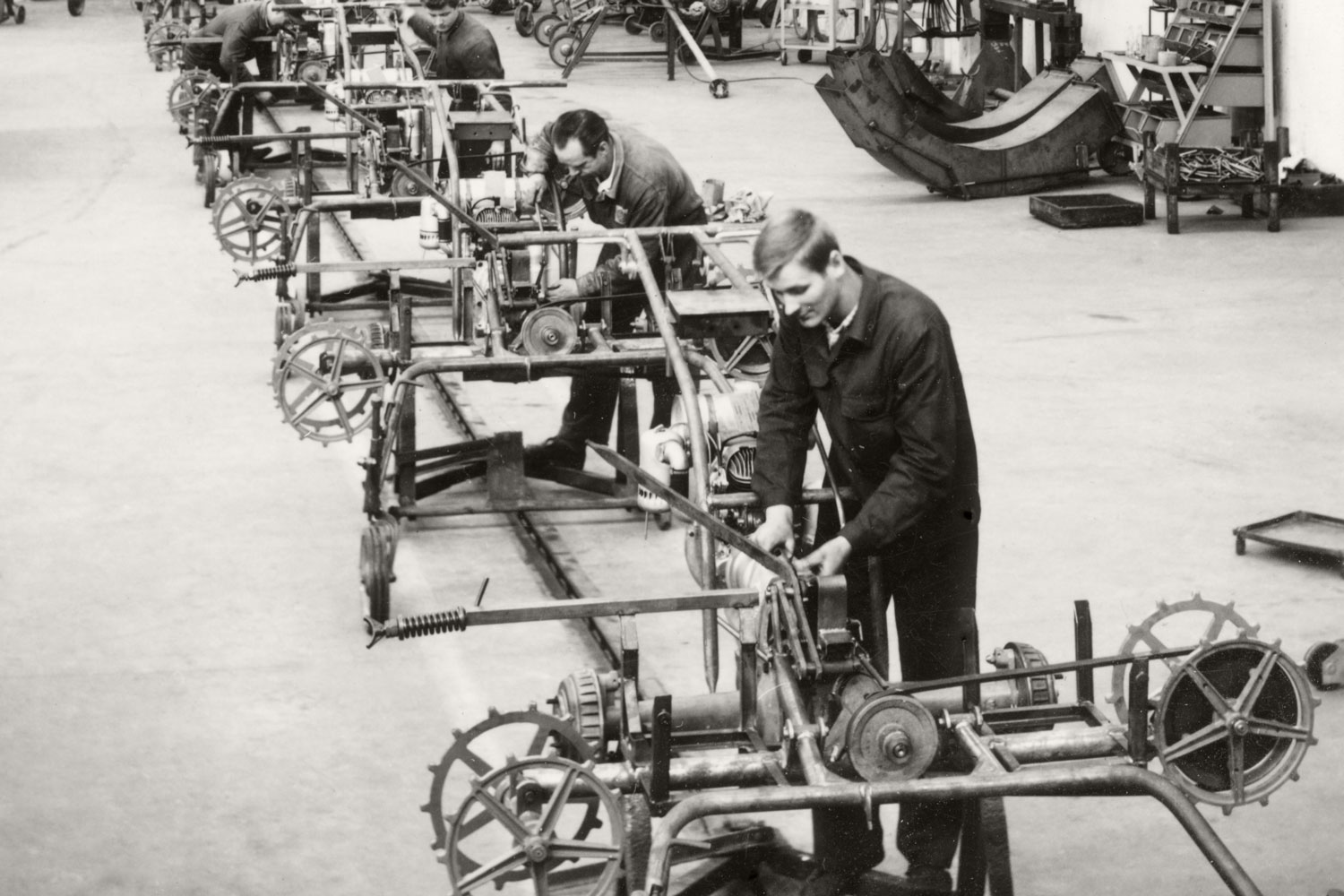 A photo that looks like it is taken from an old textbook on industrial manufacturing: The conveyor rake assembly line in the new PÖTTINGER Plant II.