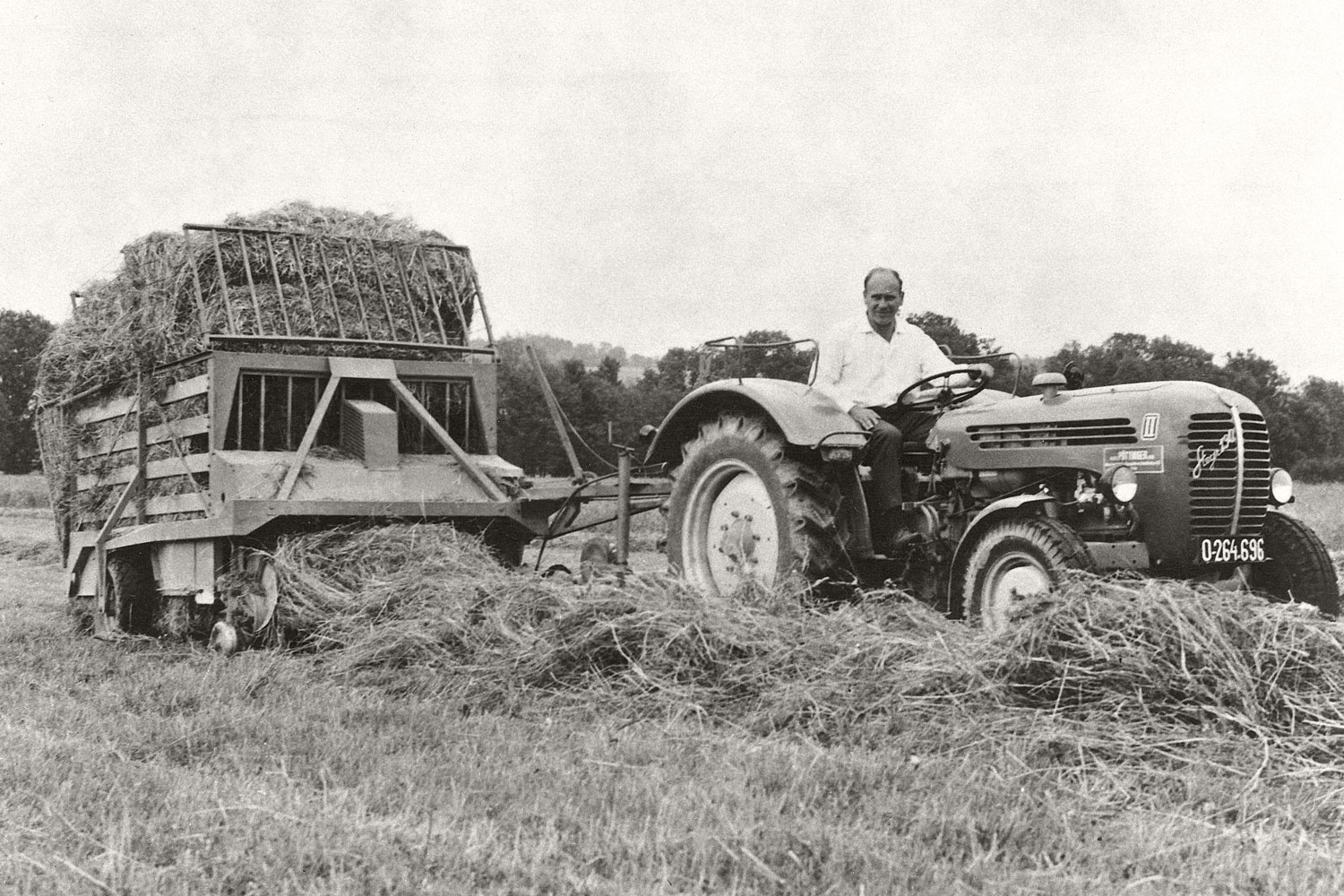Хайнц Пёттингер старший лично собирает урожай.