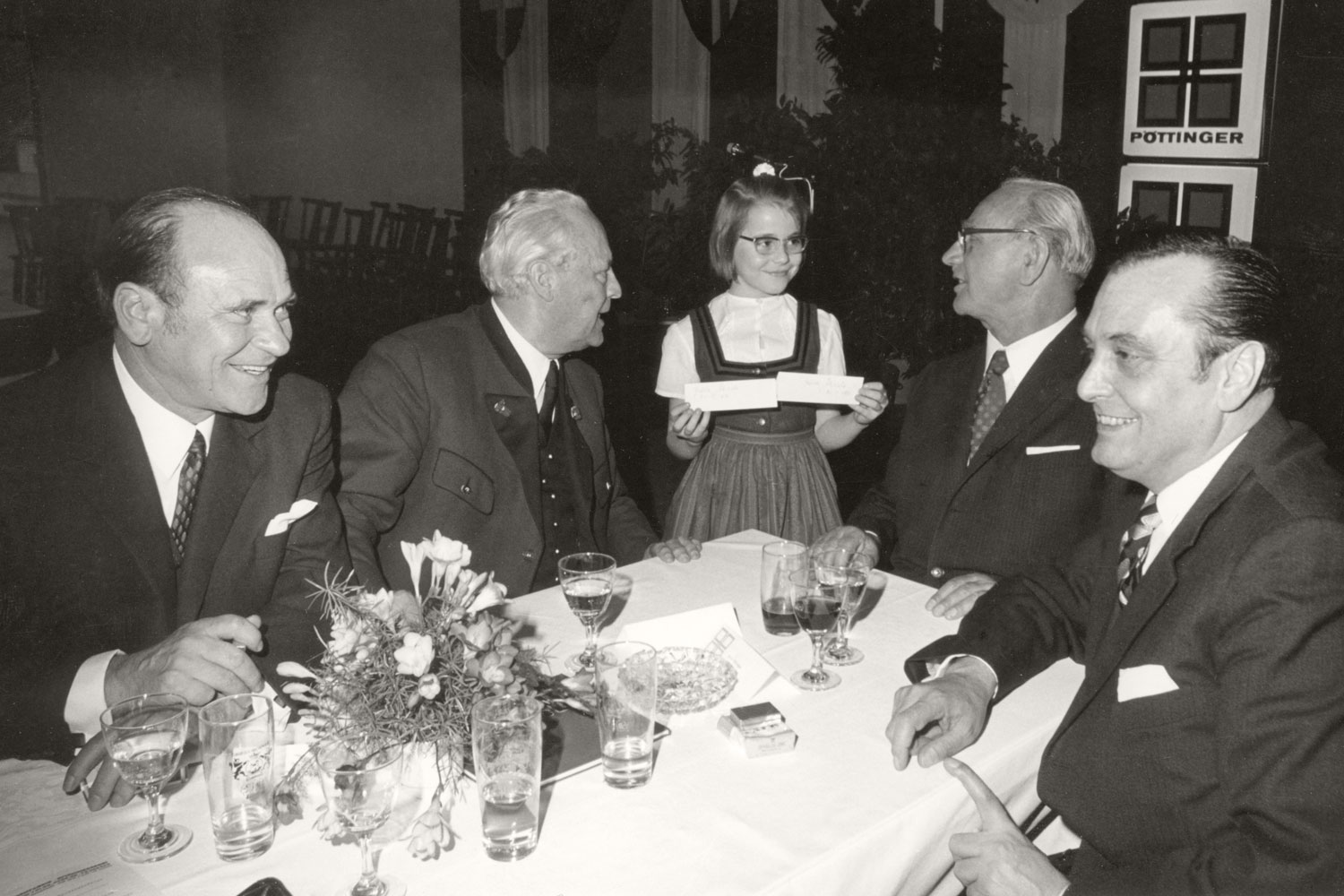 Все внимание президента Франца Йонаса (второй справа) сосредоточено на юной леди.