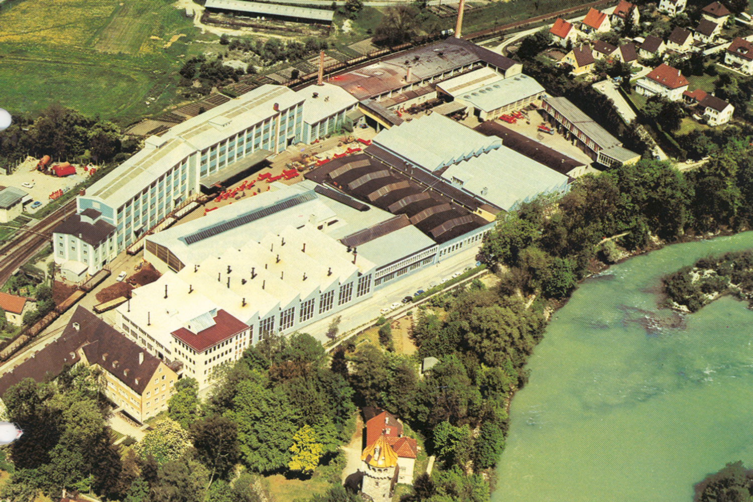 Баварский завод плугов в Ландсберге между железнодорожными путями и рекой Лех.