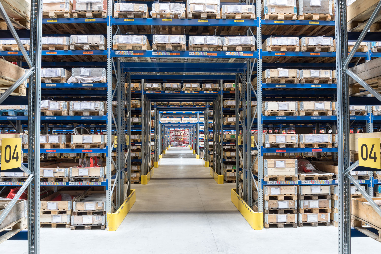 Dans le centre logistique de pièces détachées, PÖTTINGER détient en stock 50 000 composants bien ordonnés.