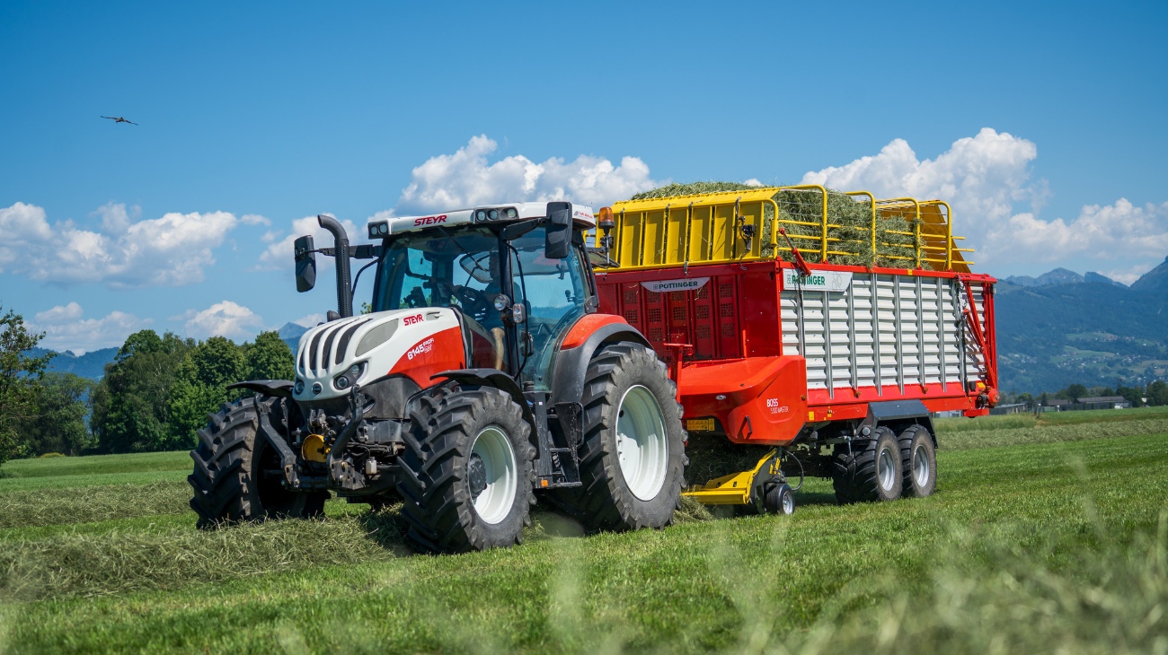 Причіп-підбирач BOSS 5000 MASTER із граблинним транспортером від Pöttinger