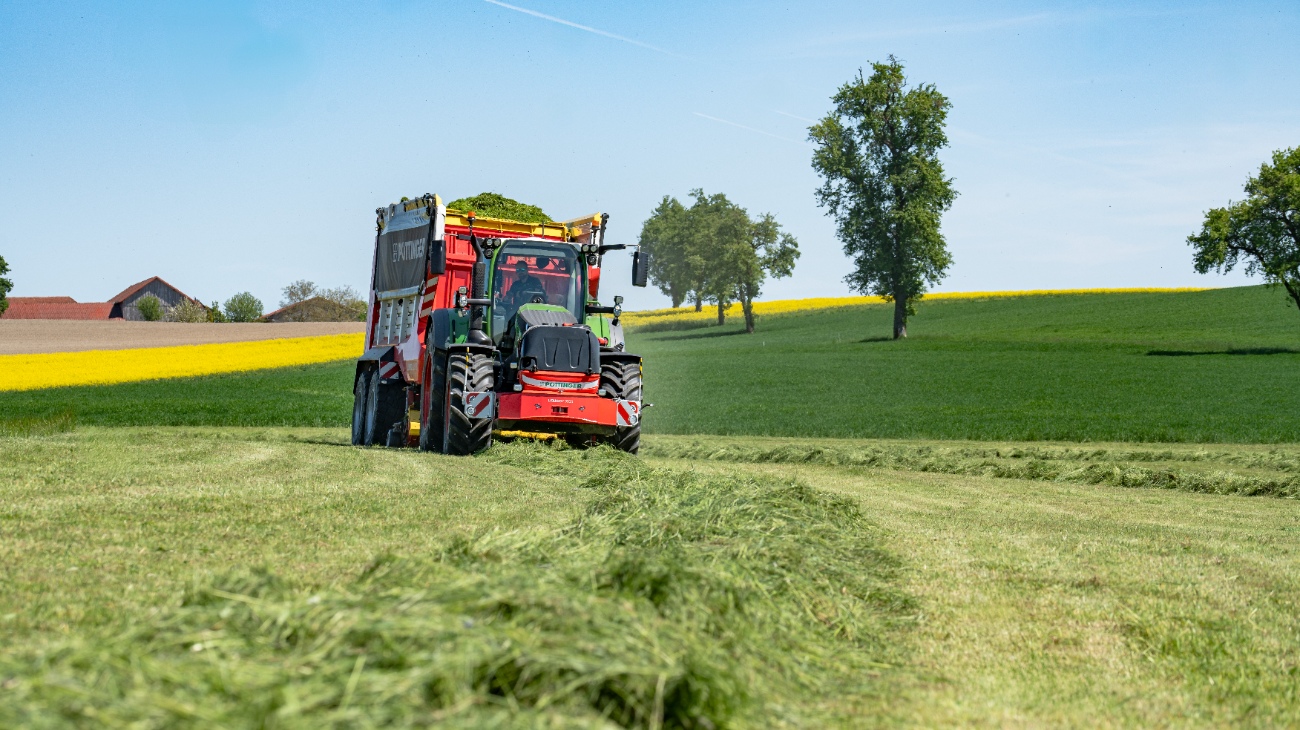 Produktneuheit von PÖTTINGER: Der vielseitige Siliermitteltank LIQUIDO F