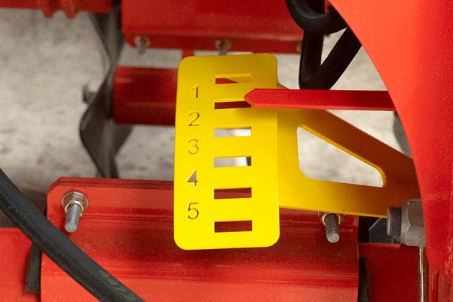 Central depth adjustment for the correct working depth